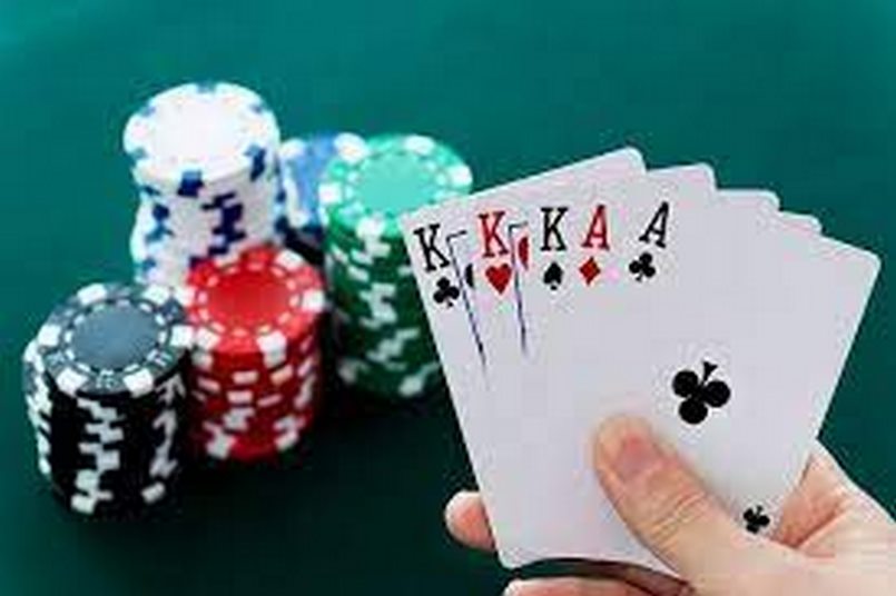 Chiến thuật trong Bluff trong poker là gì